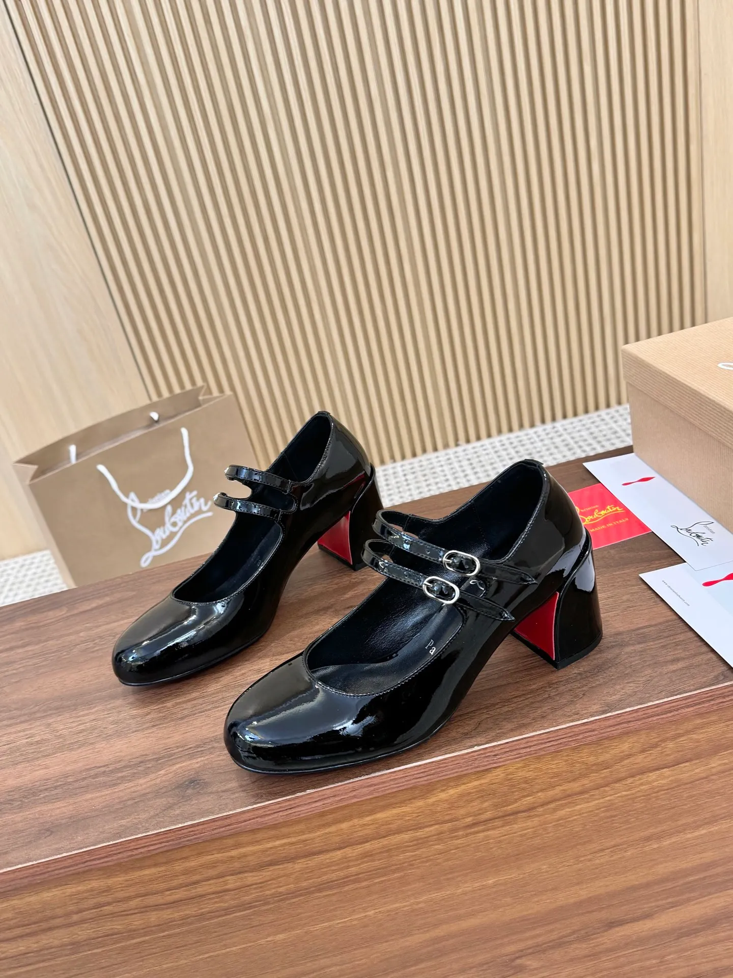 👟👟Ex-factory price 480👟👟 Genuine leather sole +40 Year-round shipment💝Christian Louboutin CL👠 "Patent Leather Series" Noble and luxurious, real blingbling✨ Real materials, all customized by the pattern maker, and the materials are made of original customized materials to achieve the taste of the original 6 color options💍Upper: Imported👉cow patent leather💪 Lining: Sheepskin foot pad/lining Size: 34-40.41.42 Heel height: 6.5cm